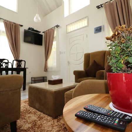 Diyar Villas Puncak R7-3 エクステリア 写真