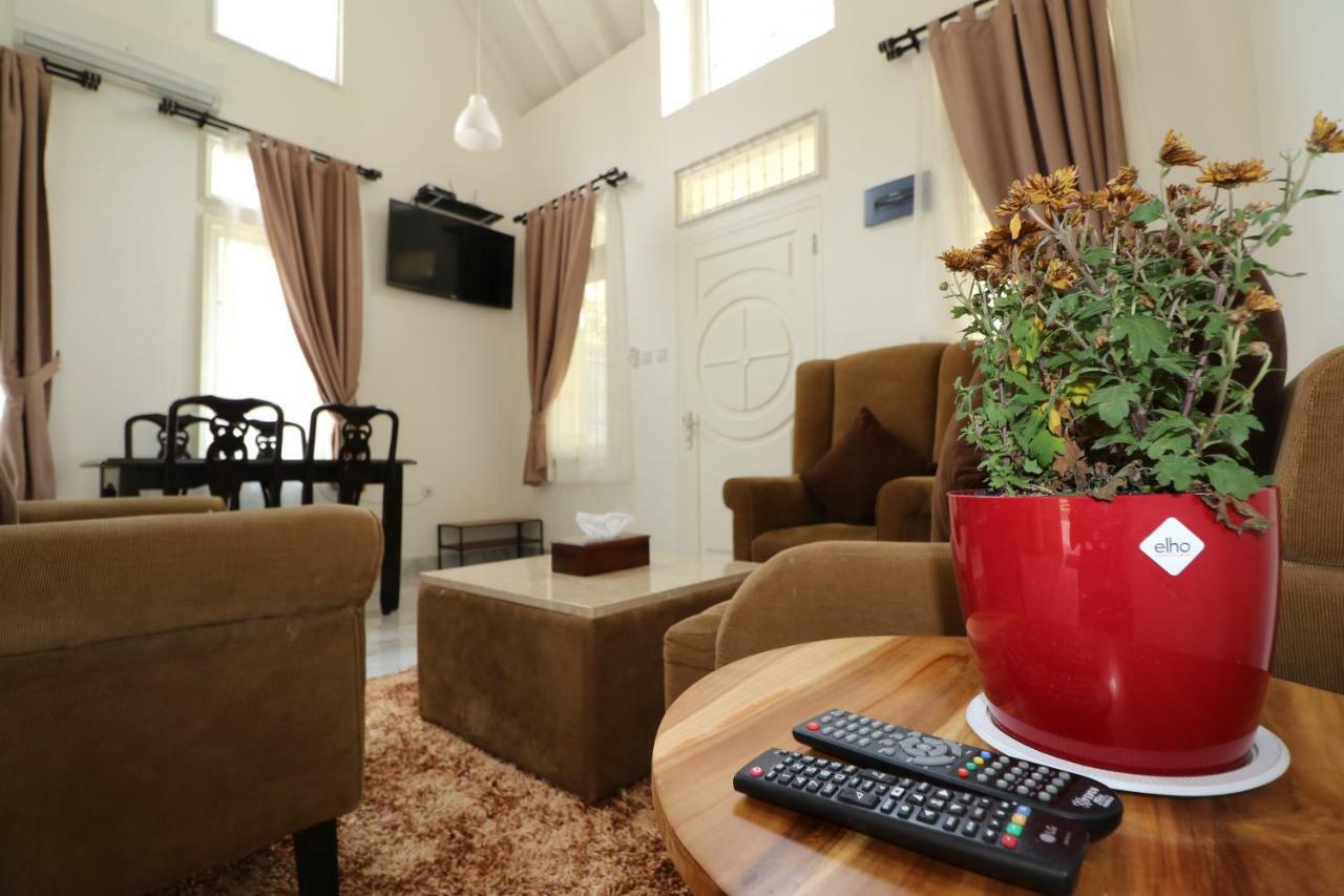 Diyar Villas Puncak R7-3 エクステリア 写真